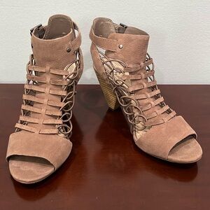Vince Camuto VC-EVEL Smoke Taupe Silk Goat Tublar Ela Size 7.5